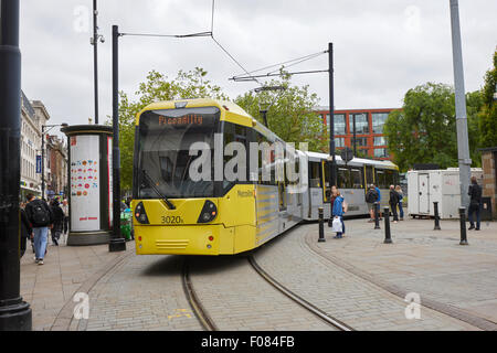 Metrolink Straßenbahn nahenden Piccadilly Gardens in Manchester City centre Manchester England UK Stockfoto