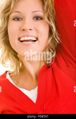 Glückliche junge blonde Frau jubeln und springen Stockfoto