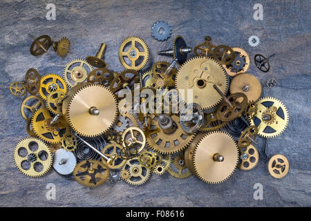 Auswahl von staubigen alten Messing Uhrenbestandteile. Stockfoto