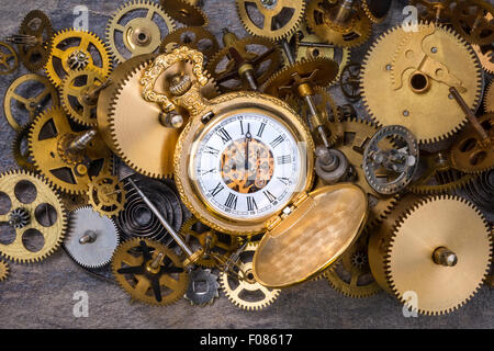 Taschenuhr und eine Auswahl an staubigen alten Messing Uhr teilen. Stockfoto