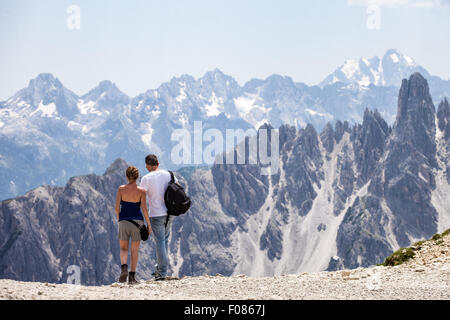 Ein junges Paar auf einem Wanderweg in der Nähe von Le Tre Cime di Lavaredo, Innichen, Trentino, Italien Stockfoto