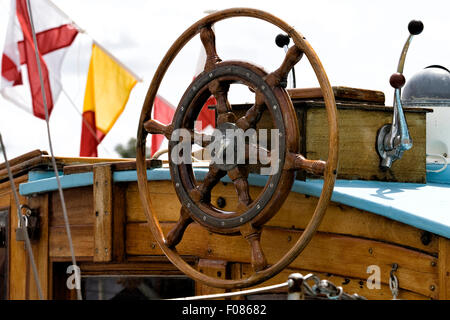 Oldtimer Holzlenkrad auf einem Boot Stockfoto