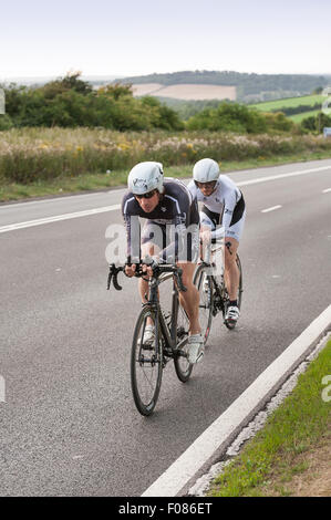 TT trial Radsport Zeitpaare unterwegs Brands Hatch spezielle Ausrüstung Ausrüstung Fahrräder und gestrafft sehr schnell unterwegs Sommerabend Stockfoto