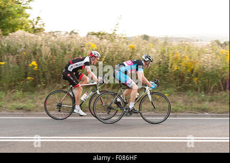 TT trial Radsport Zeitpaare unterwegs Brands Hatch spezielle Ausrüstung Ausrüstung Fahrräder und gestrafft sehr schnell unterwegs Sommerabend Stockfoto