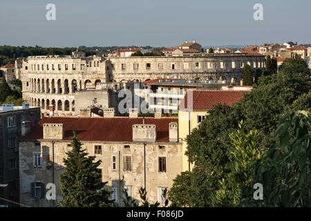Pula, Istrien, Kroatien. Die Arena in Pula, ein römisches Amphitheater, erbaut zwischen 27 - 68AD, gesehen von der Burg über der Stadt Stockfoto
