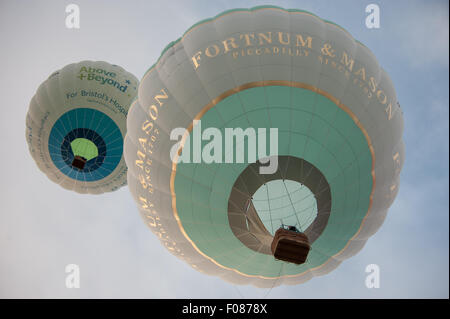 Heißluftballon von unten Stockfoto