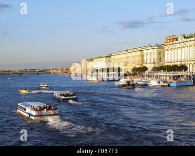 Blick auf Boote in der Newa und der Eremitage in St. Petersburg, Russland Stockfoto