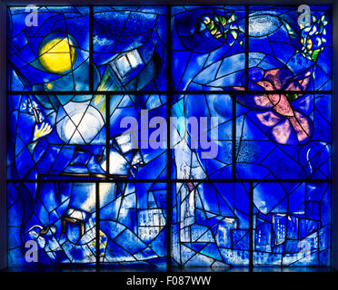 Ein Detail aus Amerika Fenster von Marc Chagall, Glasmalerei im Art Institute of Chicago. Stockfoto