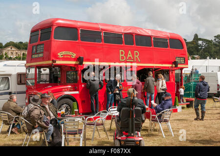 Ein roter Londoner Doppeldeckerbus Routemaster Bus umgebaut für den Einsatz als eine Bar, an der Holkham Country Fair. Stockfoto