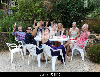 Frankreich Urlaub 2015 in die Menge Region Süd-West Frankreich Europa Familie und Freunde zusammen an ein Französisch-Ferienhaus Urlaub Stockfoto