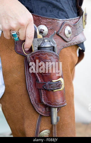 Cowgirl zeichnen seine Waffe für eine Waffe Kampf Stockfoto