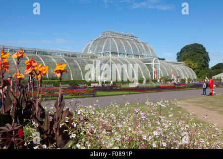 Die Palmhouse und den See in Kew Gardens in London Stockfoto