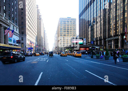 NEW YORK, USA - 15. Mai 2013: Nicht identifizierte Personen Touristen und Bewohner der Stadt auf der Straße von New York Stockfoto