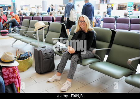 Junge Teenager-Mädchen suchen glücklich in Abflughalle des Gatwick Airport South Terminal in den Urlaub fahren mit 15 Jahren Stockfoto