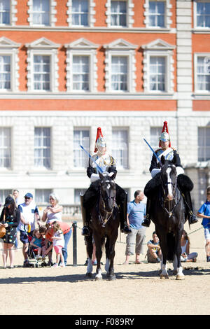 Blues und Royals household Cavalry verlassen Horseguards Parade für die Wachablösung in London Stockfoto