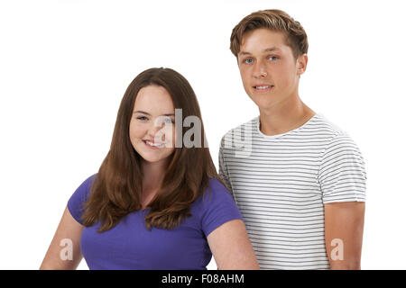 Studioportrait von Teenager-Paar vor weißem Hintergrund Stockfoto