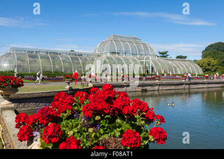 Die Palmhouse und den See in Kew Gardens in London Stockfoto