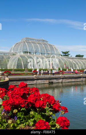 Die Palmhouse und den See in Kew Gardens in London Stockfoto