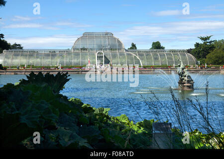 Die Palmhouse und den See in Kew Gardens in London Stockfoto