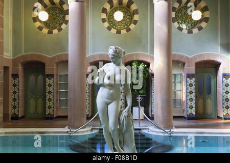 Statue vor Säulen am Bad Wildbad Palais Thermal im Schwarzwald, Deutschland Stockfoto
