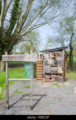 Vom Menschen verursachte Insektenhotel bietet Verschachtelung, Insekten, Insekten und Bienen helfen. Stockfoto