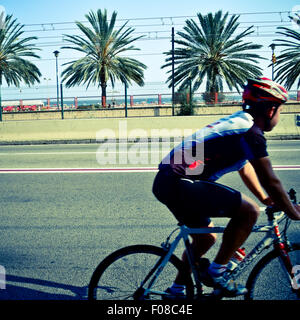 Training auf dem Fahrrad Radfahrer. N-II-Straße. Maresme, Barcelona Provinz, Katalonien, Spanien. Stockfoto