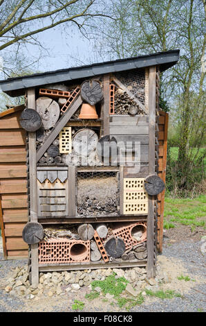 Vom Menschen verursachte Insektenhotel bietet Verschachtelung, Insekten, Insekten und Bienen helfen. Stockfoto