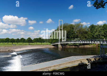 Blackweir, Hängebrücke und River Taff, Pontcanna Fields, Cardiff, Wales. Stockfoto