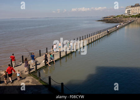 Besucher auf Weston-super-Mare Fuß über den Damm auf den Badeort direkt am Meer. Stockfoto