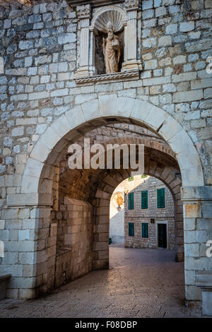 Dubrovnik, Kroatien, mit seinen charakteristischen mittelalterlichen Stadtmauern. Dubrovnik ist eine kroatische Stadt an der Adria. Stockfoto