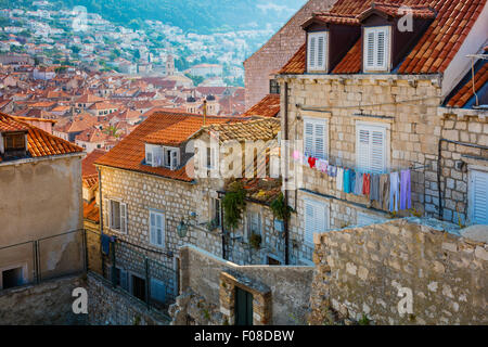 Dubrovnik, Kroatien, mit seinen charakteristischen mittelalterlichen Stadtmauern. Dubrovnik ist eine kroatische Stadt an der Adria. Stockfoto