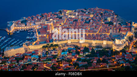 Dubrovnik von oben gesehen.  Dubrovnik ist eine kroatische Stadt an der Adria in der Region Dalmatien. Stockfoto