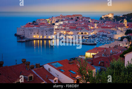 Hüttentouren Licht über Dubrovnik, Kroatien, mit seinen charakteristischen mittelalterlichen Stadtmauern. Stockfoto