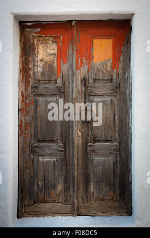 Alte Tür in die Stadt Chora auf der Insel Patmos in Griechenland. Stockfoto