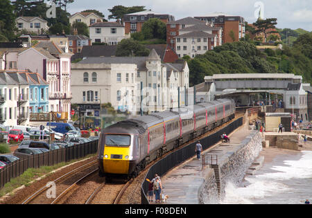 Cross Country HST Pässe entlang der berühmten Ufermauer in Dawlish Stockfoto