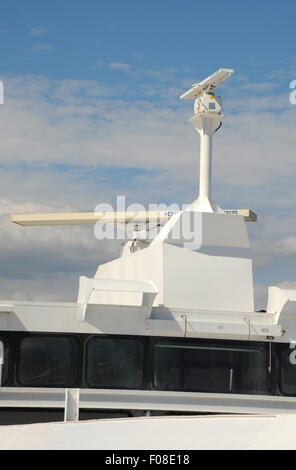 Ein Schiffe Radar Sender-Empfänger-System ausgestattet, um die Schiffe Mast. Stockfoto