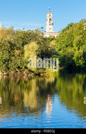 Trent Gebäude, Nottingham University mit Blick auf Highfields See, an der Highfields Park, Nottingham, England, UK. Stockfoto