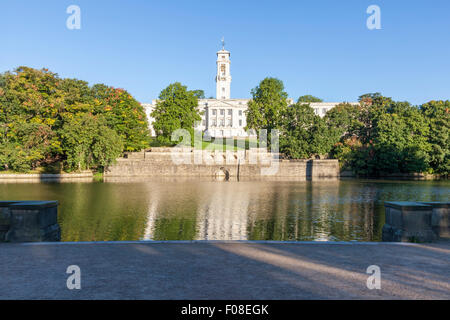 Trent Gebäude, Nottingham University mit Blick auf See Highfields, Nottingham, England, UK. Stockfoto