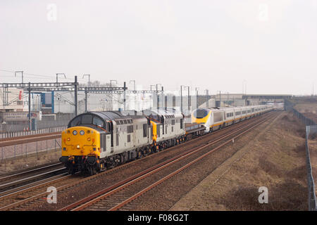 Ein Paar Diesellokomotiven der Klasse 37 mit den Nummern 37604 und 37603 und Eurostar mit den Nummern 3311 und 3312 in Sevington in Kent. 17. März 2006 Stockfoto