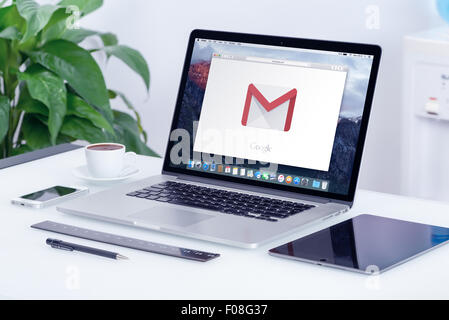 Varna, Bulgarien - 29. Mai 2015: Google Gmail-Logo auf dem Apple MacBook Pro Display, das auf Büro-Schreibtisch Büro-Arbeitsplatz Stockfoto