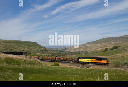 56087 arbeiten einen Güterzug voller Protokolle vorbei an Ais Gill. 17. Mai 2014. Stockfoto