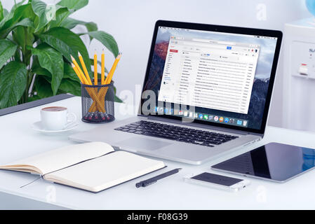 Varna, Bulgarien - 29. Mai 2015: Google Gmail e-Mail-Posteingang Schnittstelle auf das Apple MacBook Pro Bildschirm, der am Schreibtisch ist. Stockfoto