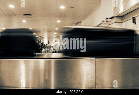 Koffer am Flughafen Gepäckband. Stockfoto