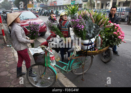 Anbieter verkaufen ihre Produkte aus ihrer mobilen Fahrradläden Stockfoto