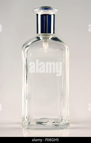 Eine leere transparente Parfümflasche isoliert auf weißem Hintergrund. Stockfoto