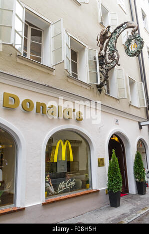 Die reich verzierten McDonald Ladenschild auf die Getreidegasse in Salzburg, Österreich Stockfoto