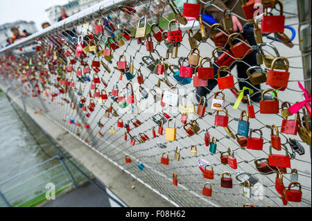 Liebe oder Liebhaber Vorhängeschlösser an den Drahtzaun auf der Fußgängerbrücke, die Makartsteg in Salzburg angeschlossen. Stockfoto