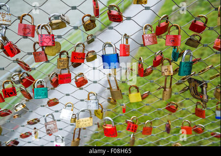 Liebe oder Liebhaber Vorhängeschlösser an den Drahtzaun auf der Fußgängerbrücke, die Makartsteg in Salzburg angeschlossen. Stockfoto