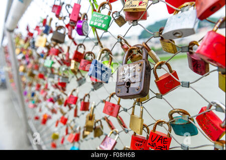 Liebe oder Liebhaber Vorhängeschlösser an den Drahtzaun auf der Fußgängerbrücke, die Makartsteg in Salzburg angeschlossen. Stockfoto