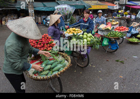 Obst und Gemüse Verkäufer in Hanoi Stockfoto